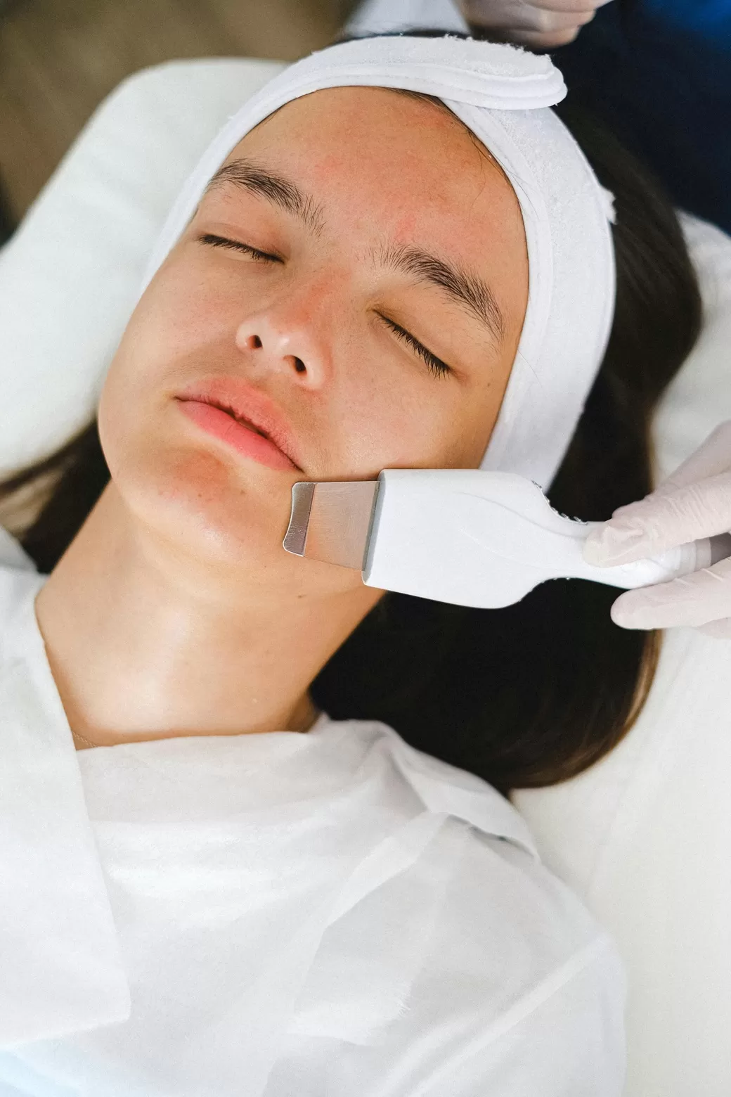 الفرق بين عيادة الجلد وعيادة التجميل: وأيهما تحتاج؟