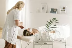 فوائد علاج البوتوكس للشعر: هل يناسب جميع أنواع الشعر؟