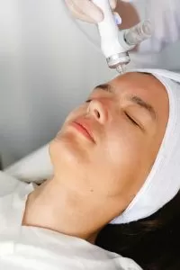 لماذا تختار النساء عيادة سمارة لجلسات الفيلر والبوتوكس؟
